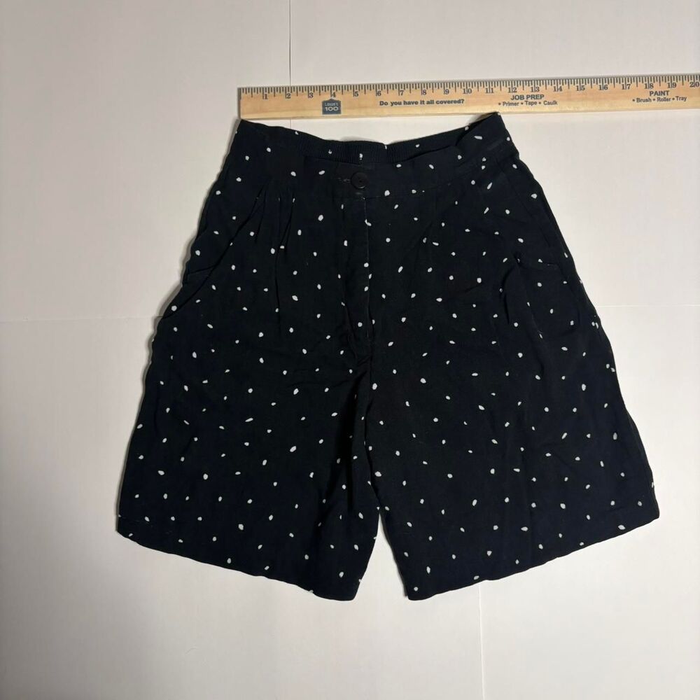 Vintage Women's Black and White Shorts with front pockets- Size 23